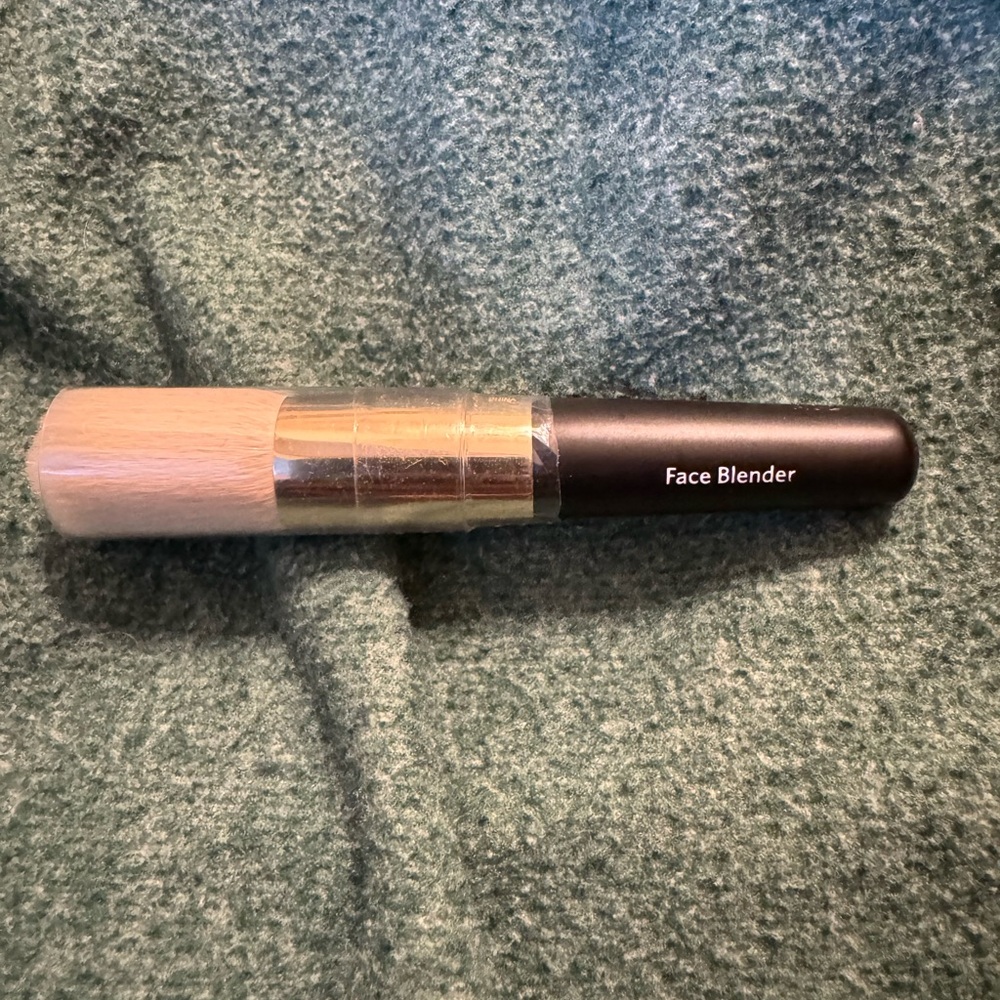 NWOT Bobbi Brown Face Blender Brush
